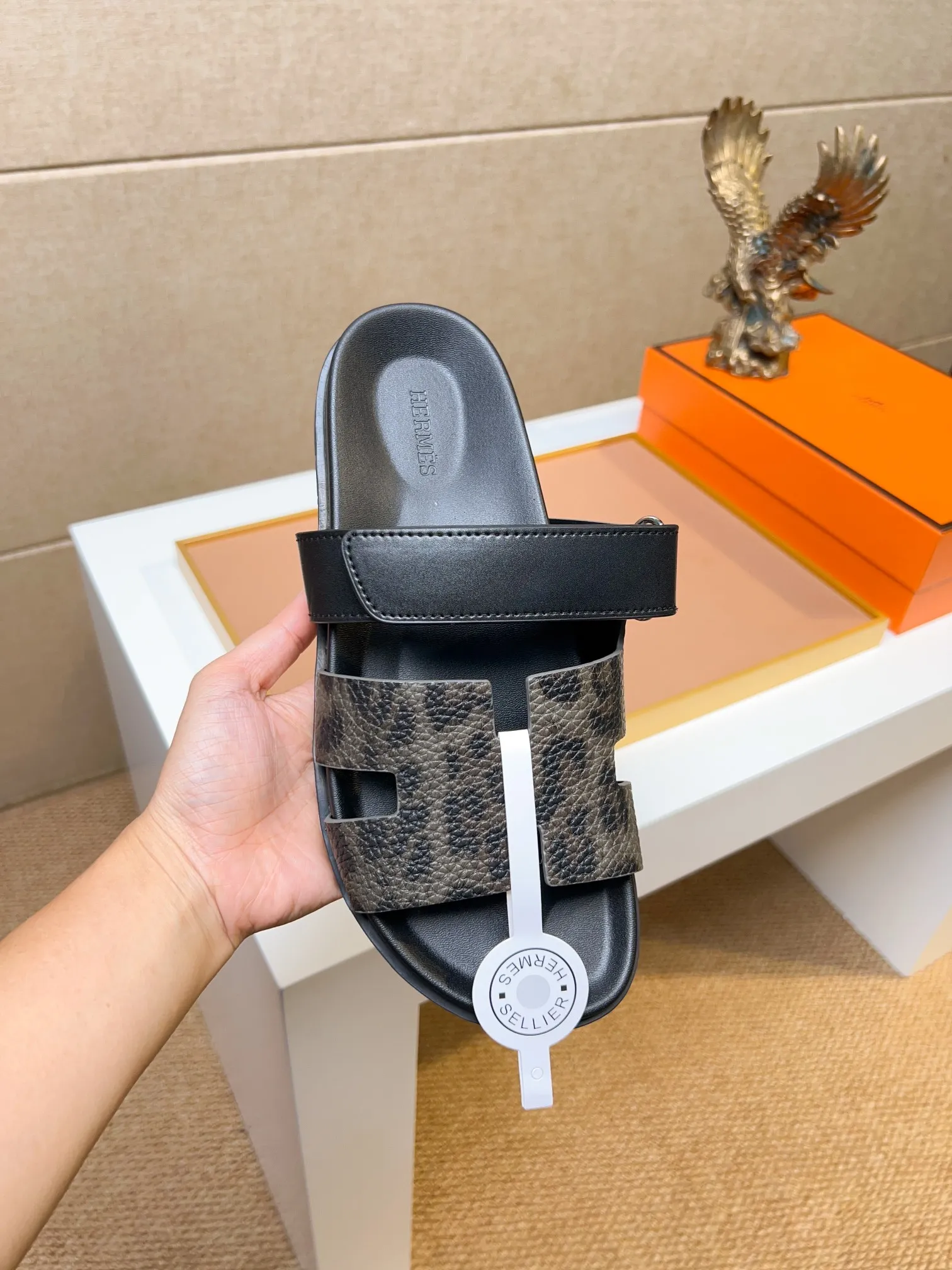 Men's clothing and shoes 💰340 💅💅💅 new arrival. Hermes Hermes official website latest counter synchronized new oran color leather H slippers, the original Paris version flew back to the original model and opened the mold to make it perfectly🍌The highest quality Sincerity, you can enter and leave the counter at will [Deyi] The upper is made of original customized  colored palm prints, crocodile print, ostrich print, colored cow leather, colored cow suede, 🤔 horse hair, 🥳 colored diamonds, 🥰 3D printing, and other genuine leather slippers, imported cow pattern foot pad lining, Italian  latest original genuine leather combination outsole Code number: 38-48 (customized at 46.47.48) Can be made into picture combination sole with genuine leather pattern and ordinary molded outsole